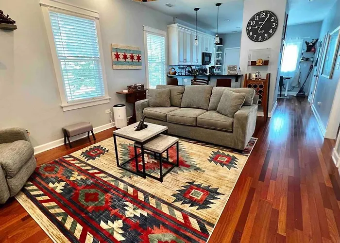 Cozy Chicago Apartment Next To The River